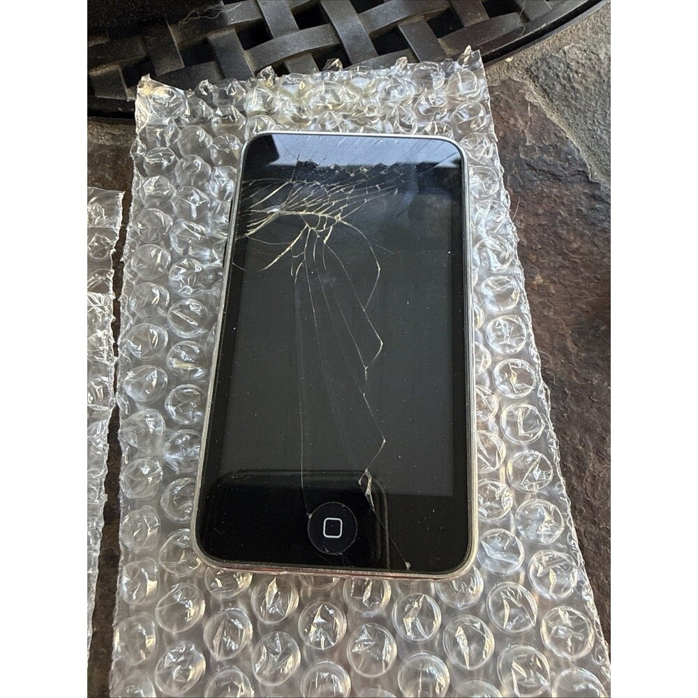 Apple iPod touch 2nd Gen Black 8gb BROKEN